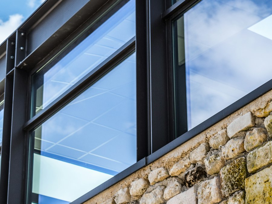 Dunkles Aluminiumfenster