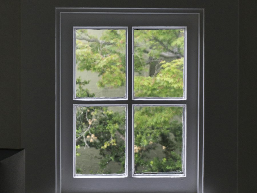Modernes dunkles Fenster mit Blick ins Grüne
