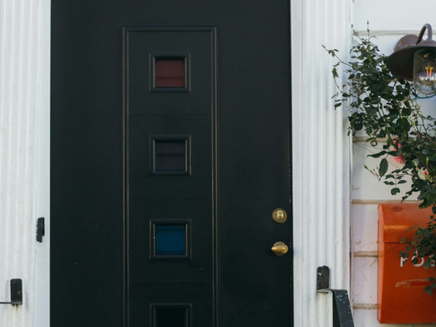 Moderne dunkle Haustür