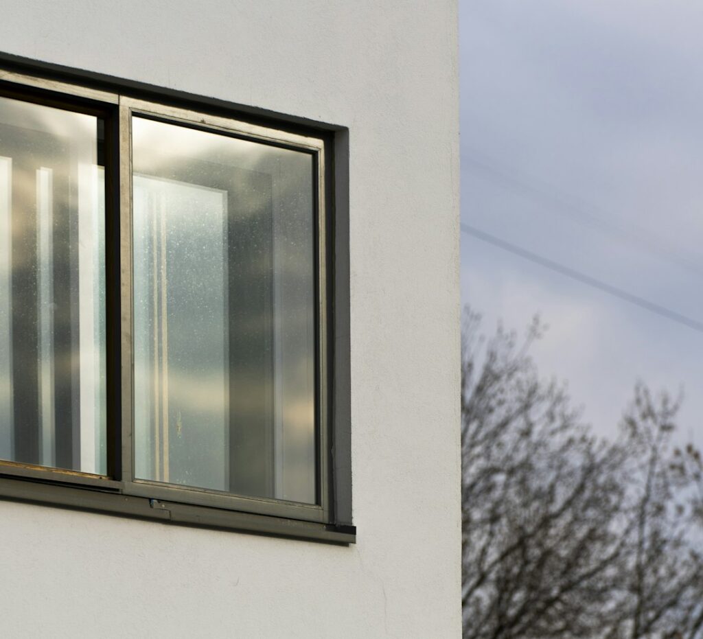 Modernes Aluminiumfenster in heller Fassade